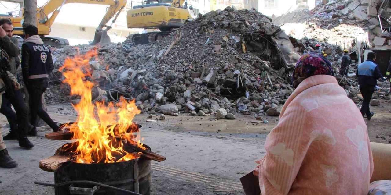 Enkaz Başında Umutla Bekleyiş