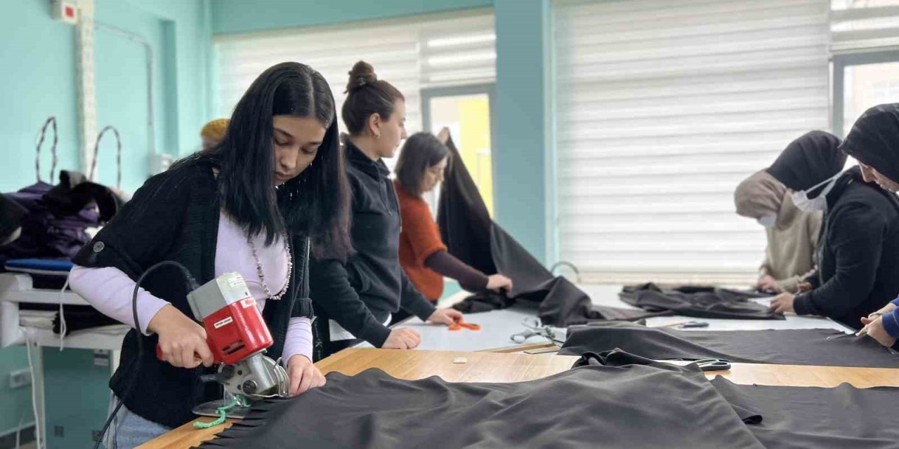 Meslek Lisesi Öğrencileri Depremzedeler İçin Kışlık Ürün Üretiyor