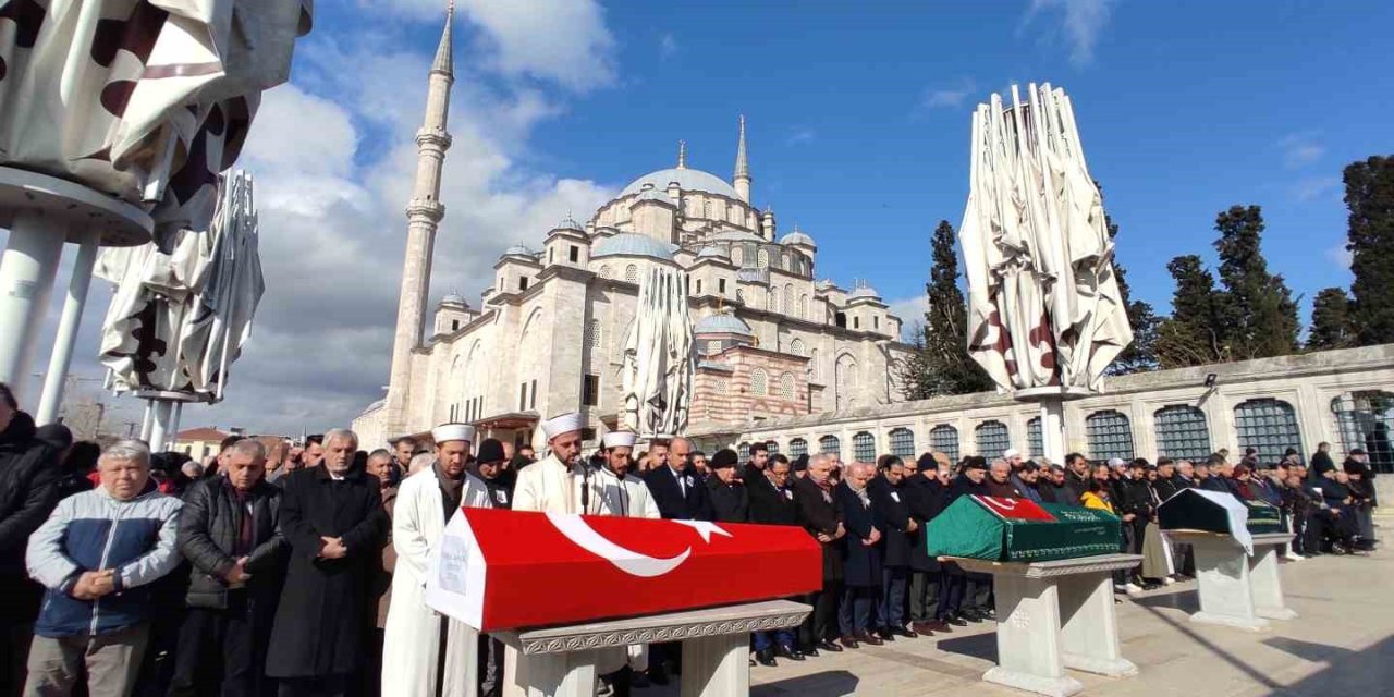 Depremde Hayatını Kaybeden Uzman Çavuş Ve Oğlu İstanbul’da Defnedildi