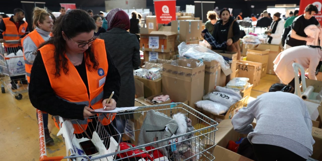Antalya’daki Depremzede Vatandaşların İhtiyaçları Karşılanıyor