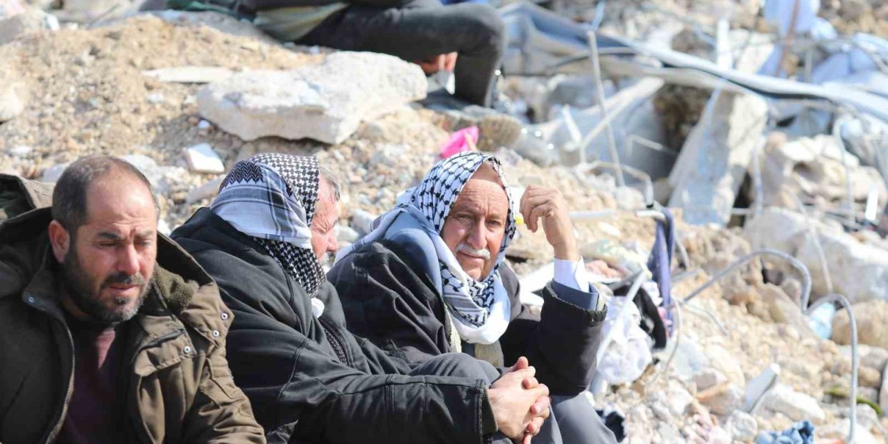 Depremde Yıkılan Binalar Önünde Umutlu Bekleyişler Devam Ediyor