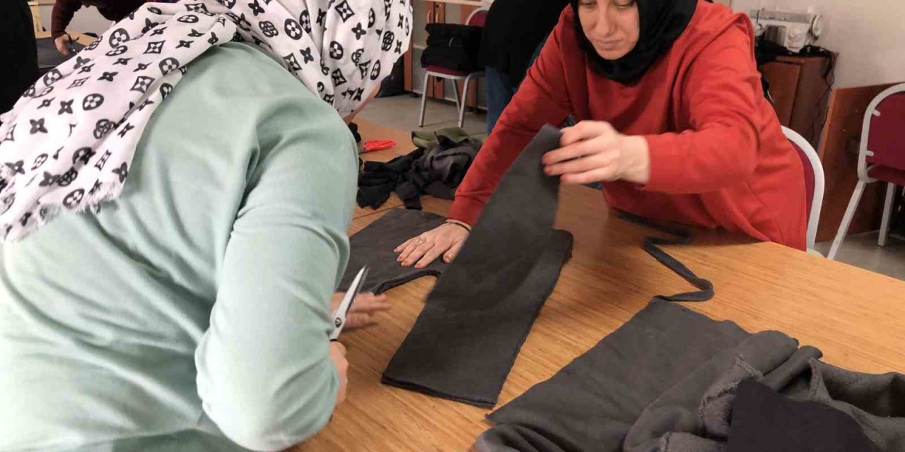Eskişehirli Kadınlar Depremzedeler İçin Kışlık Kıyafet Dikiyor