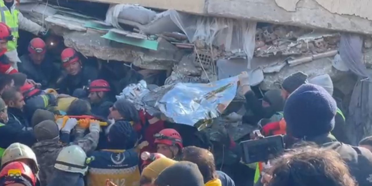 Depremin 107. Saatinde 3 Kardeş Ve Anneleri Enkazdan Canlı Olarak Çıkarıldı