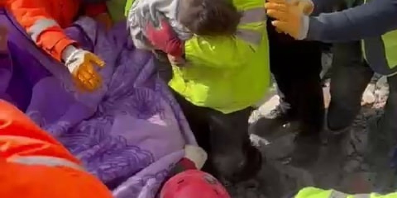 106 Saat Sonra Gelen Umut: Anne Ve Bebeği Enkazdan Sağ Çıkartıldı