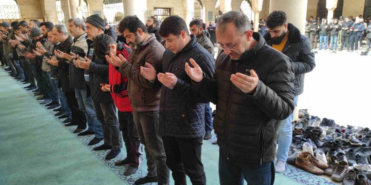 Depremde Hayatını Kaybedenler İçin Şanlıurfa’da Gıyabi Cenaze Namazı