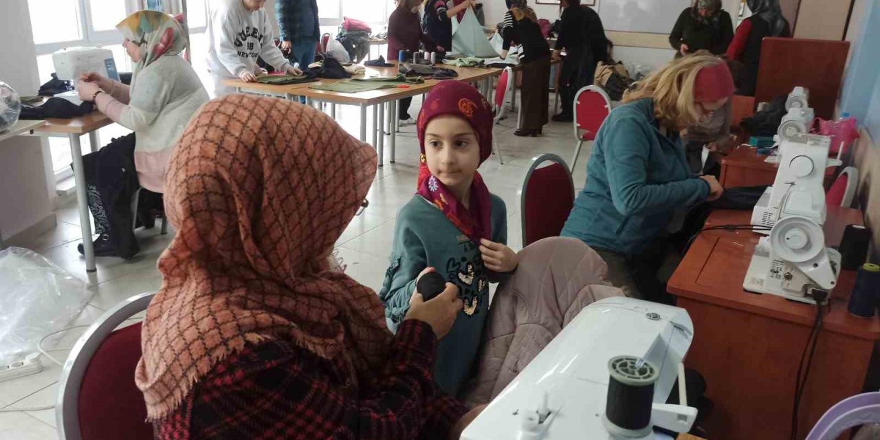 7 Yaşındaki Zeynep Depremzede Kardeşleri İçin Gün Boyu Çalışıyor