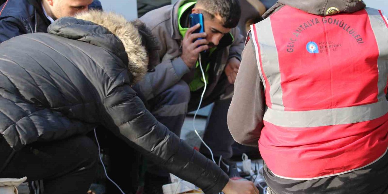 Hatay’da Depremzedeler Mobil Şarj İstasyonlarına Akın Ediyor