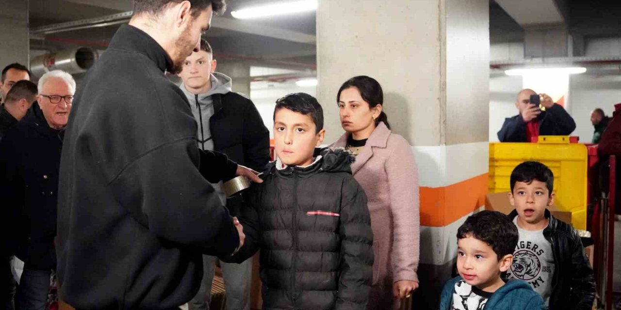 Kahramanmaraşlı Depremzede Aile, Galatasaraylı Futbolcularla Bir Araya Geldi