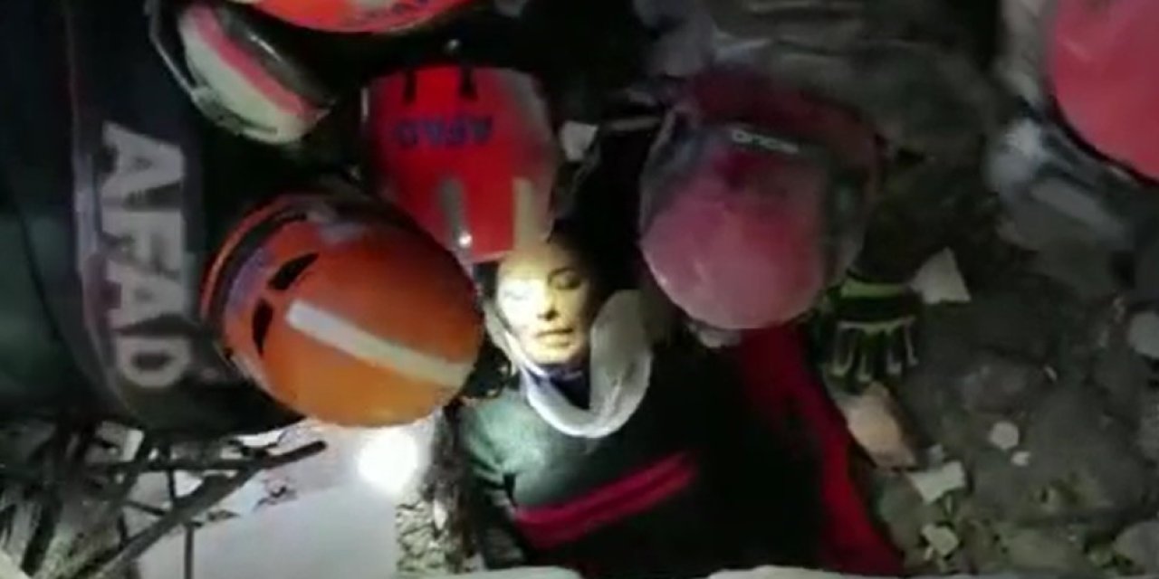 Enkaz Altındaki Kadın 99’uncu Saatte Kurtarıldı