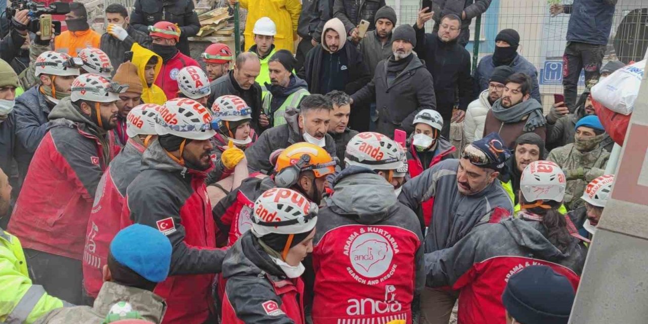Kahramanmaraş’ta 107 Saat Sonra Bir Genç Enkazdan Sağ Çıkarıldı
