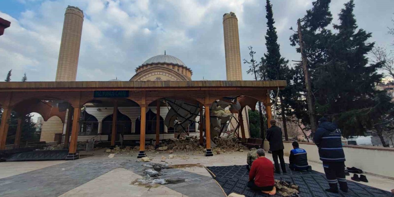 Kahramanmaraş’ta Yıkılan Caminin Avlusunda İbadetlerini Gerçekleştiriyorlar