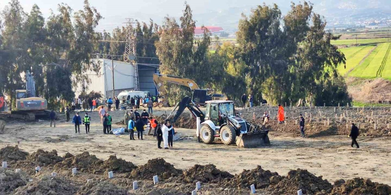 Depremde Hayatını Kaybedenler Toplu Mezarlıkta Son Yolculuğuna Uğurlanıyor