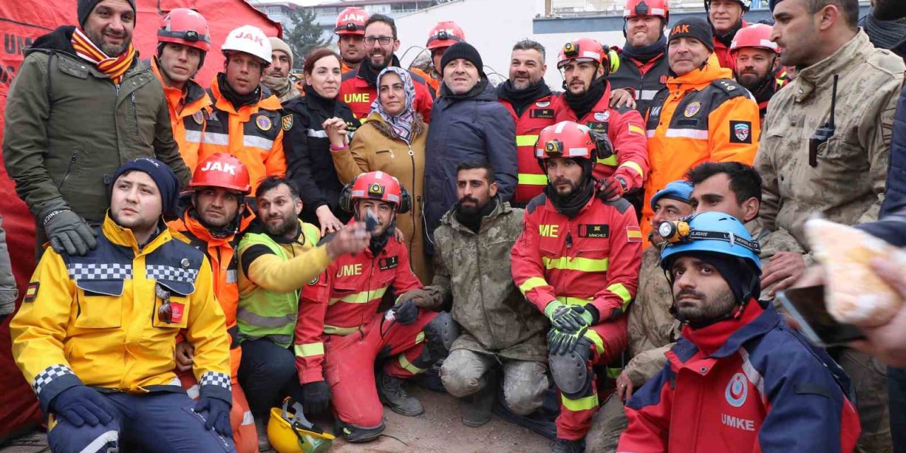 İspanyol Ekip 106 Saat Sonra 2 Çocuğu, 108 Saat Sonra Çocukların Annesini Kurtardı