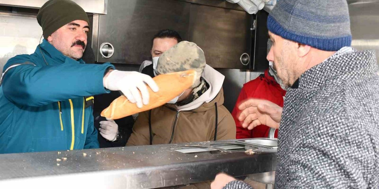 Deprem Bölgesinde Yürek Isıtan Kareler Objektiflere Yansıdı