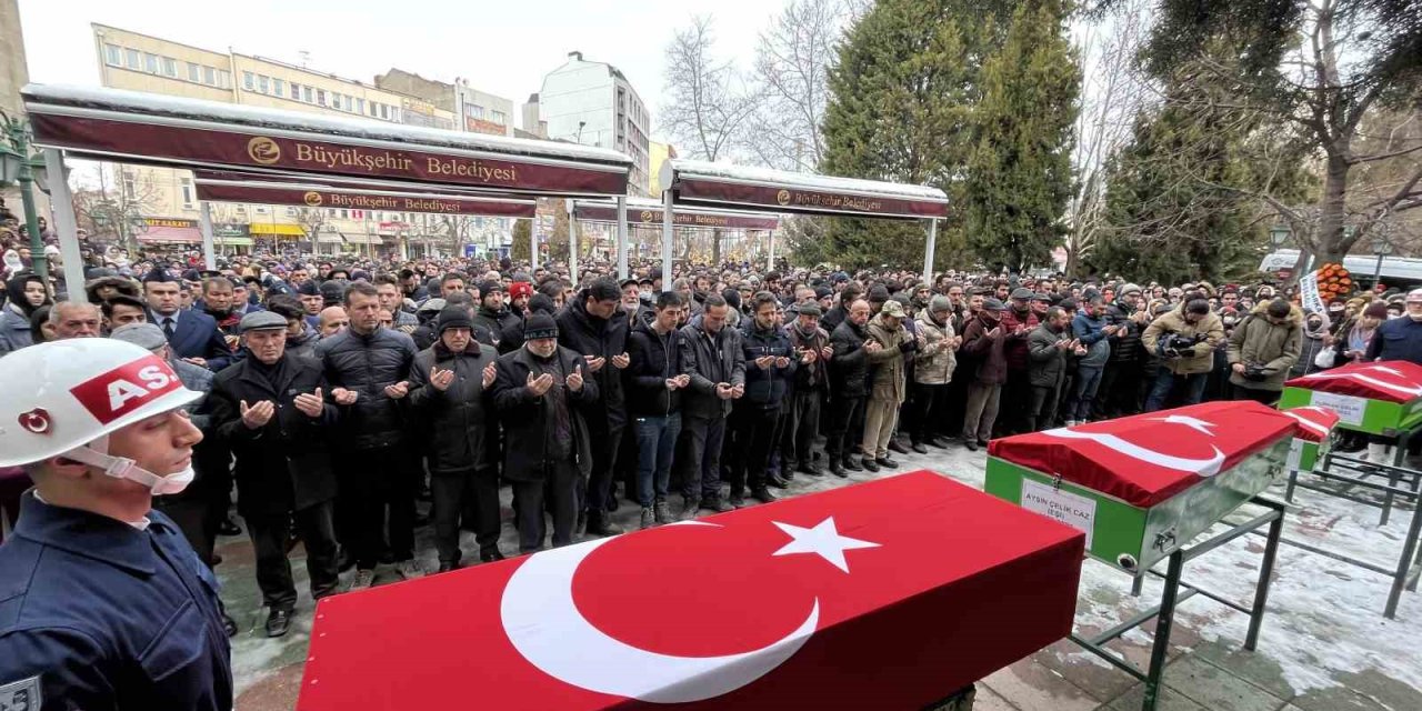 Depremde Hayatını Kaybeden Uzman Çavuş Ve Ailesi Son Yolculuğuna Uğurlandı