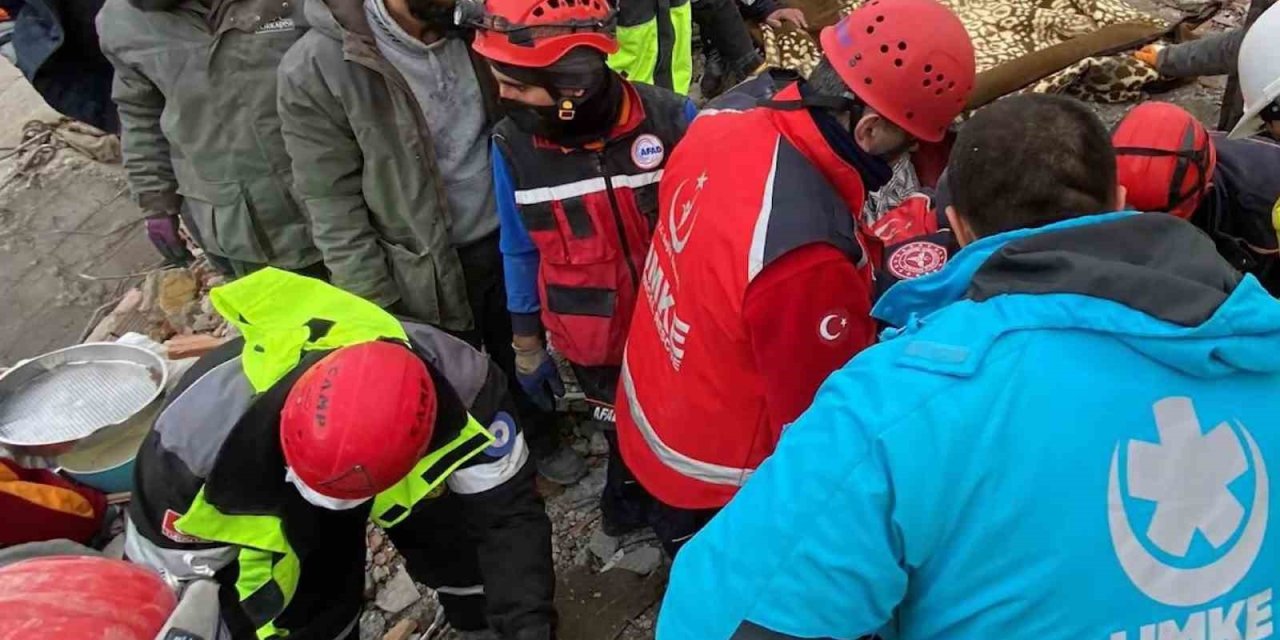 Enkaz Altında Kalan Kadın 108 Saat Sonra Sağ Olarak Kurtarıldı