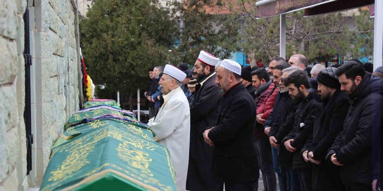 Adıyaman’da Enkaz Altında Kalan 5 Kişilik Aile Üyeleri Eskişehir’de Toprağa Verildi