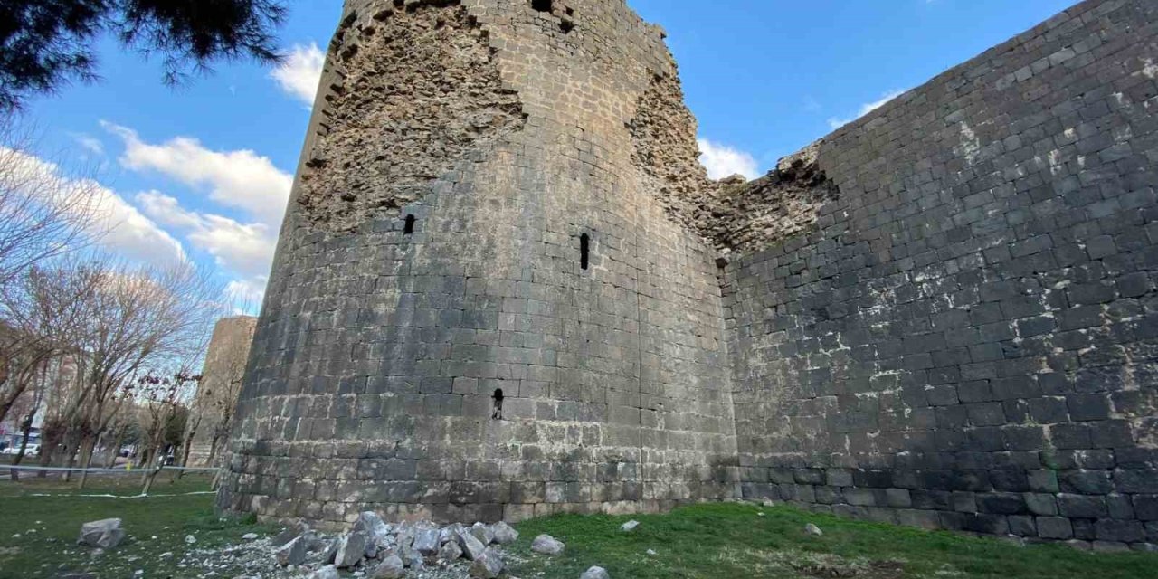 Şiddetli İki Deprem 5 Bin Yıllık Diyarbakır Surları’nı Da Vurdu