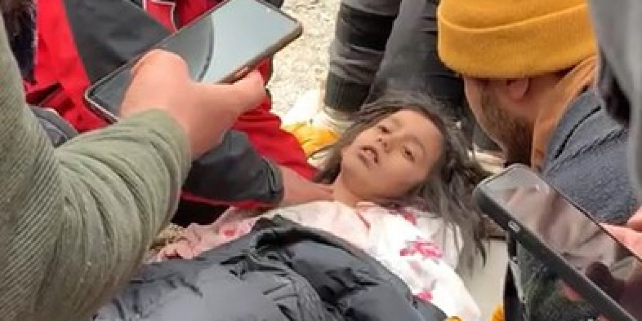 Depremin 106’ncı Saatinde 2 Kız Çocuğu Ve Anne Enkazdan Sağ Çıkarıldı