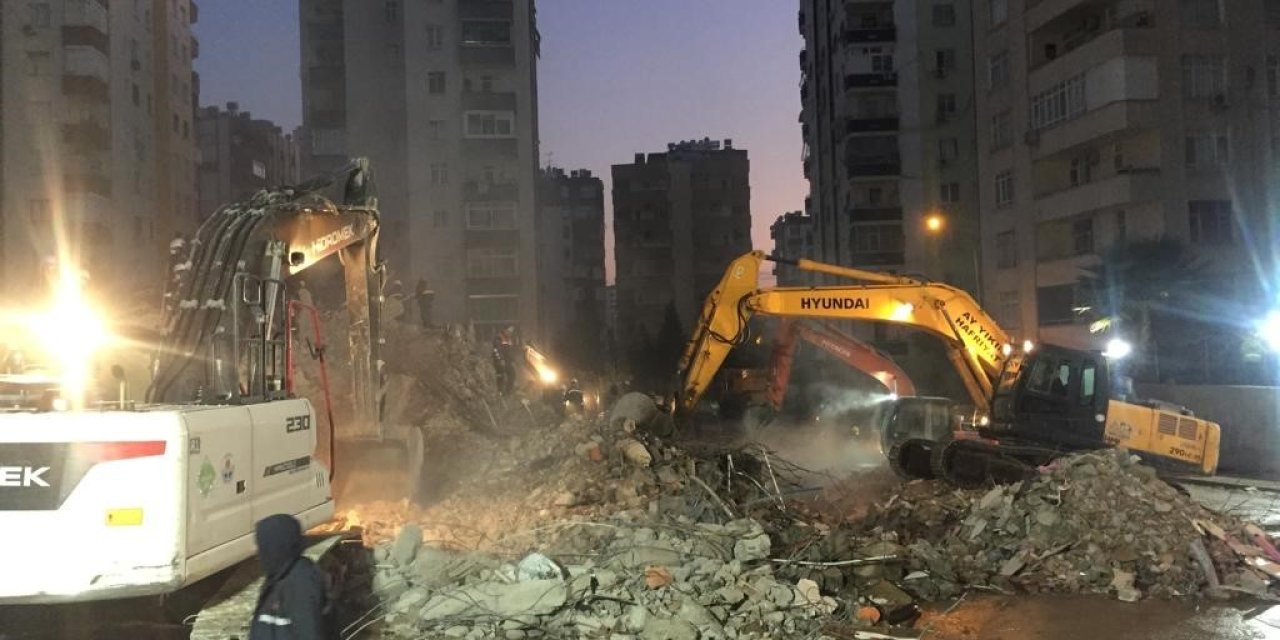 Afet Bölgesinde Kurtarma Çalışmaları Gece-gündüz Demeden Aralıksız Sürüyor