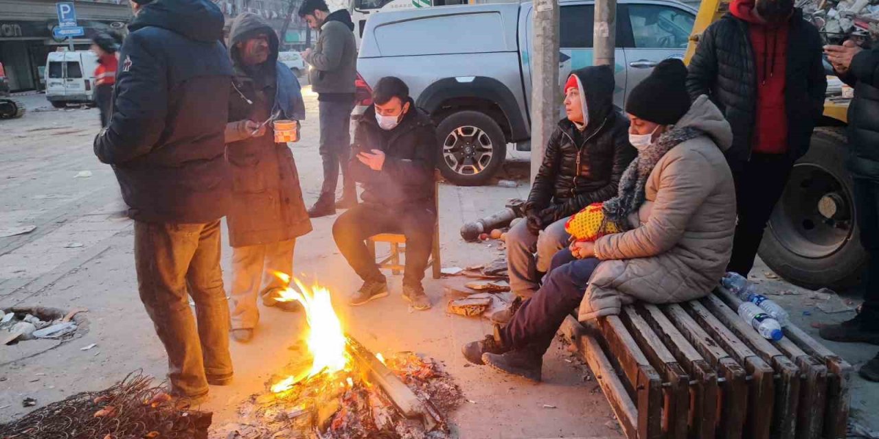 Bina Çöktü Kendini Caddede Buldu, Kocası Ve Oğlunun Kurtarılmasını Bekliyor