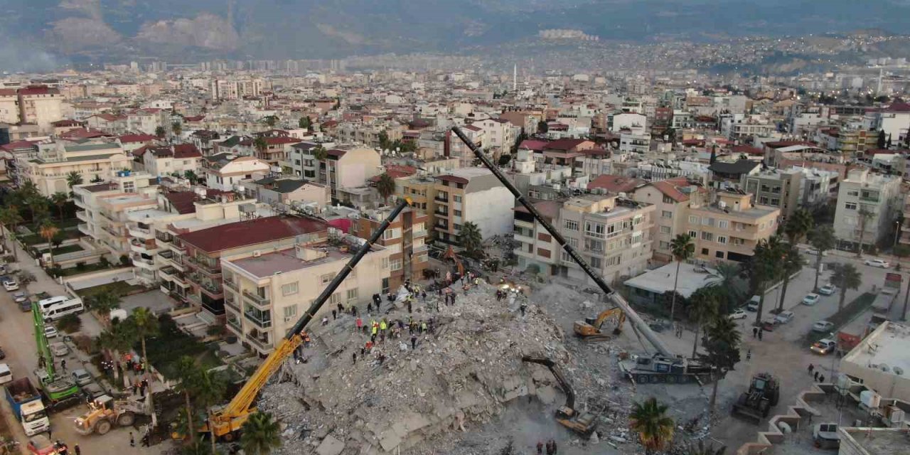 İskenderun Limanı’ndaki Yangının Soğutma Çalışmaları Karadan Ve Denizden Devam Ediyor