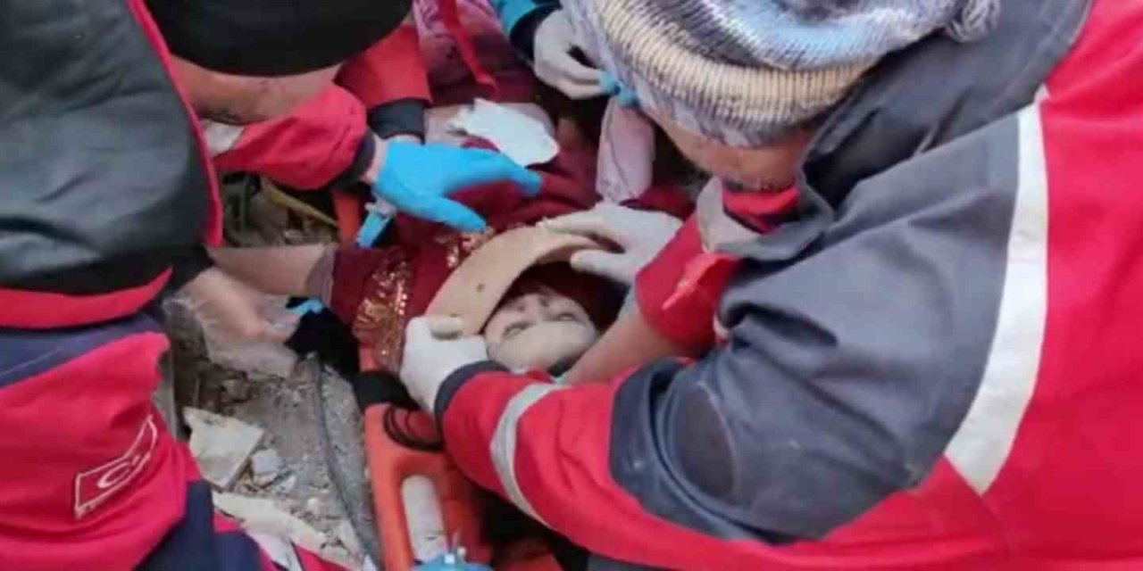 Zonguldak Umke Ekibi 109 Saat Sonra İki Küçük Çocuğu Enkazdan Kurtardı