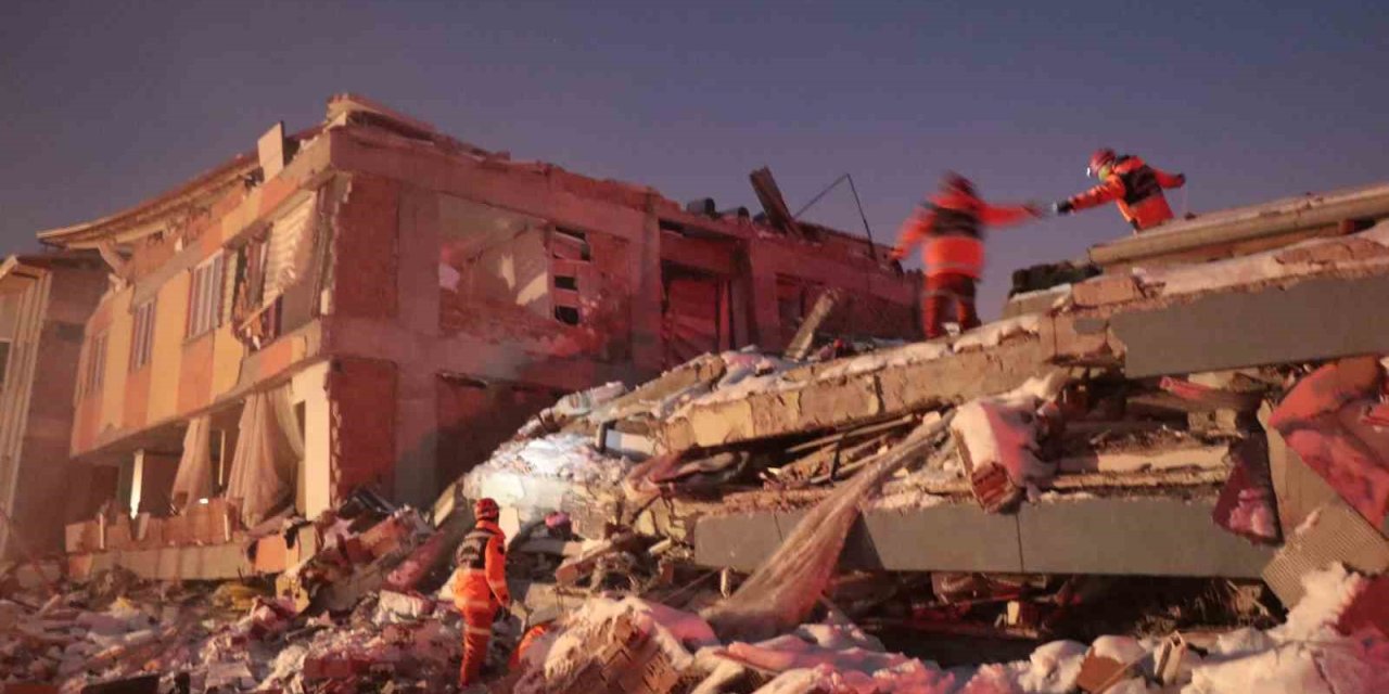 Elbistan’da Dondurucu Soğukta Ekiplerin Umutlu Çalışması Sürüyor