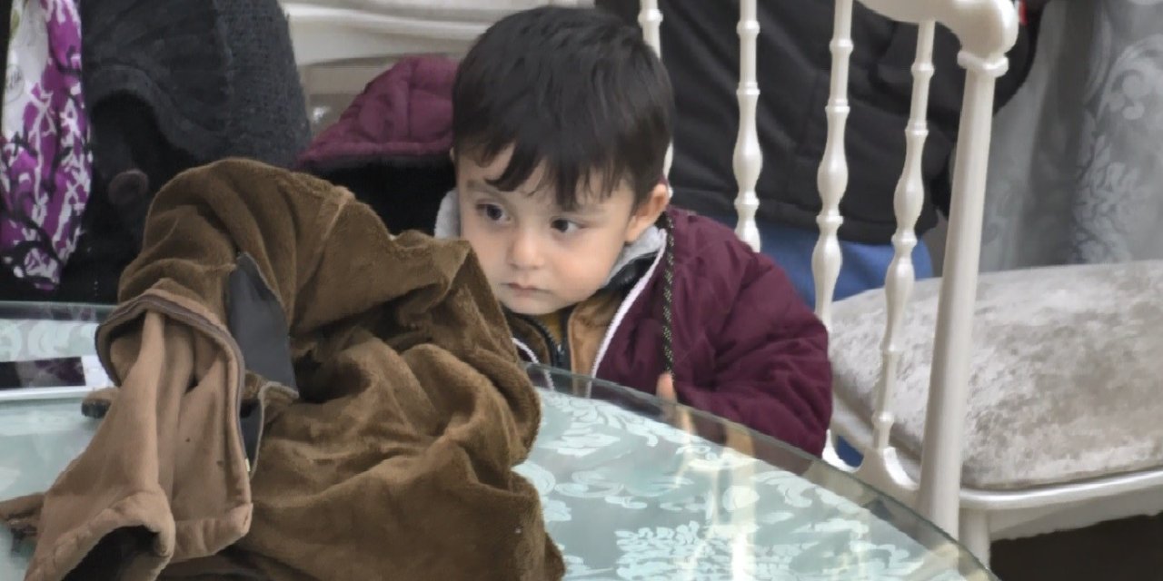 Depremde Evlerine Giremeyen Vatandaşlar Düğün Salonuna Akın Etti