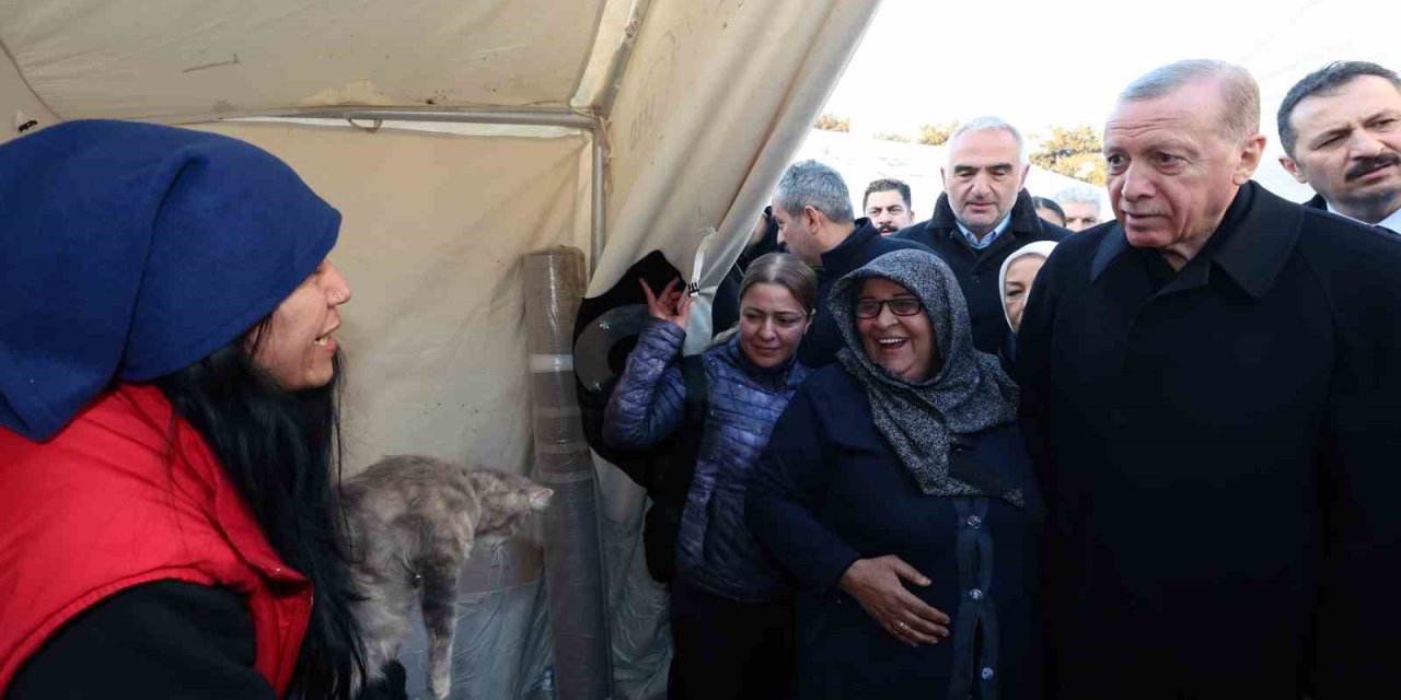 Cumhurbaşkanı Erdoğan, Malatya’da Çadır Kenti Ve Depremzedeleri Ziyaret Etti