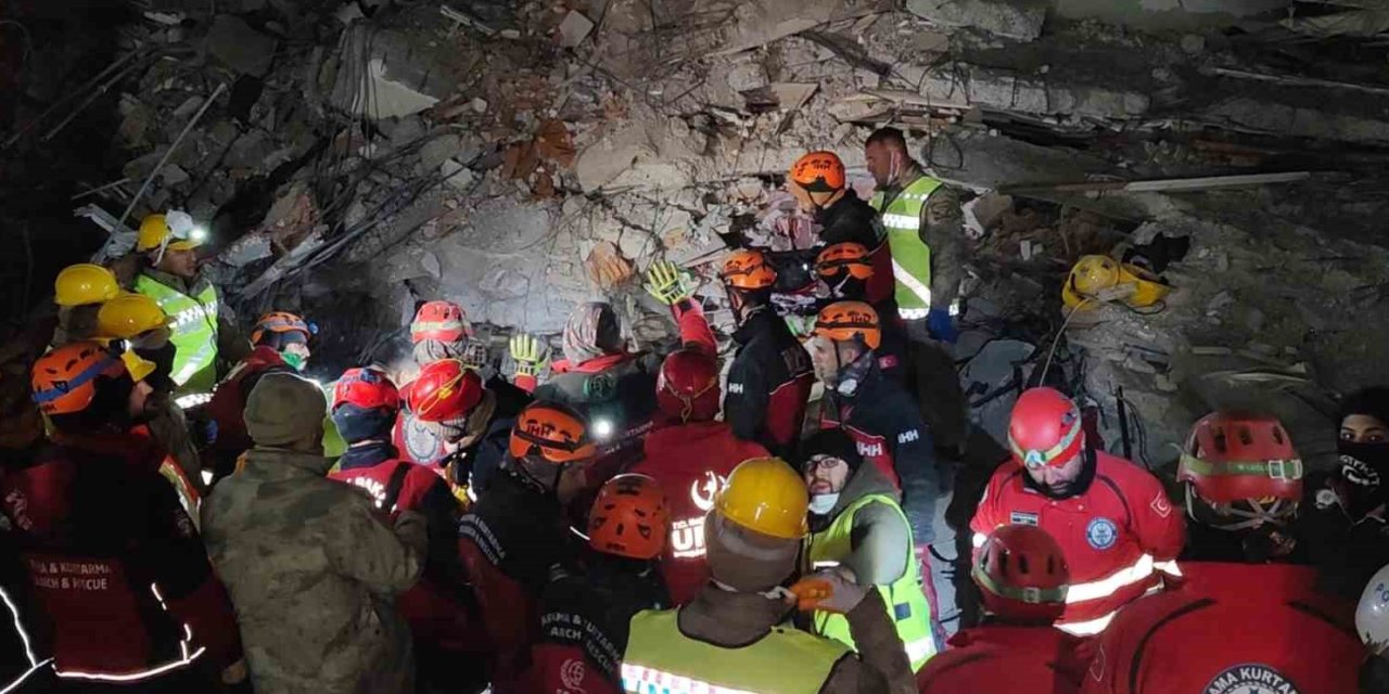 Depremden 111 Saat Sonra Enkazdan Sağ Olarak Kurtarıldı