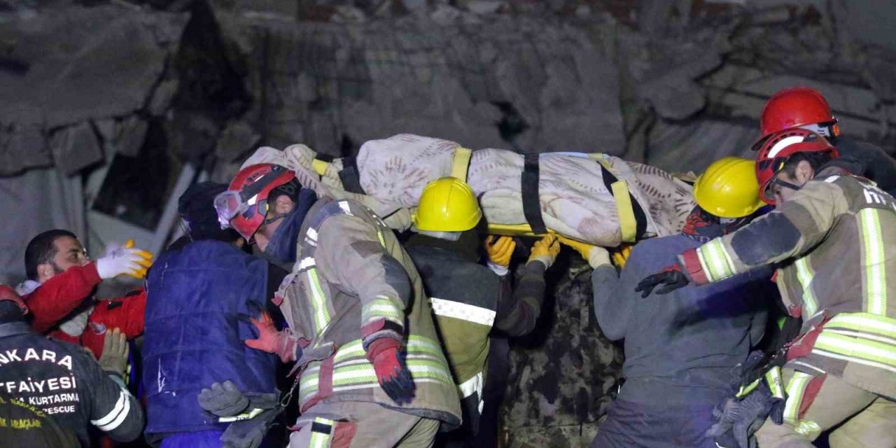 Genç Anne Enkazdan 111 Saat Sonra Kurtarıldı, 7 Aylık Bebeği Hayatını Kaybetti