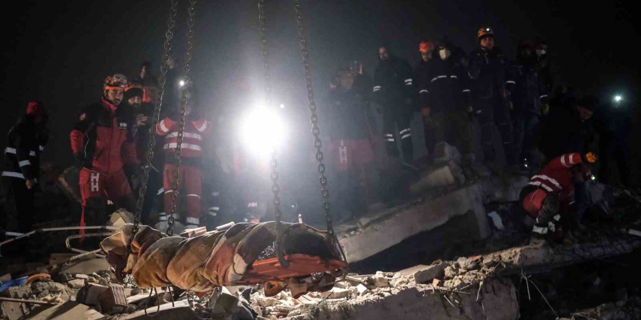 Enkaz Altından 113. Saatte Sağ Olarak Çıkartıldı