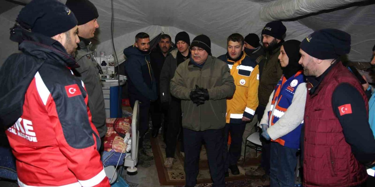 Yorgan Yüklüğüne Sığınarak Hayatta Kaldı, 105 Saat Sonra Kurtarıldı