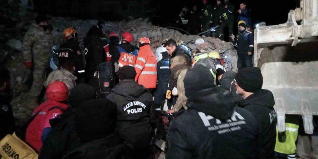 112 Saat Sonra Enkazdan Kurtarıldı