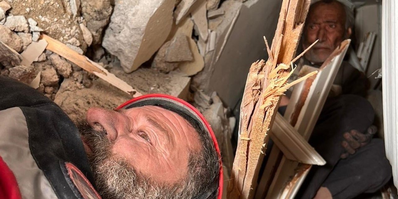 Yaşar Dedeyi Enkazdan ’aslansın’ Diyerek Çıkardılar