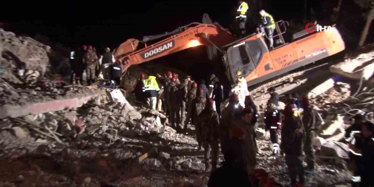 Önce 6 Yaşındaki Kübra, Ardından 6 Aylık Hamile Annesi Kurtarıldı