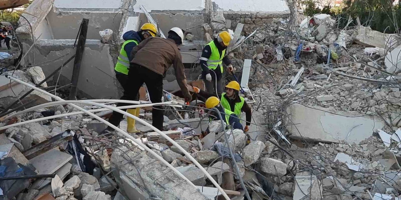 Arama Kurtarma Köpeği Tetik Tek Başına Samandağ’da 15 Can Kurtardı