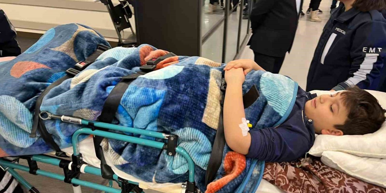 Depremzedeler Başakşehir Çam Ve Sakura Hastanesine Getirilmeye Devam Ediyor