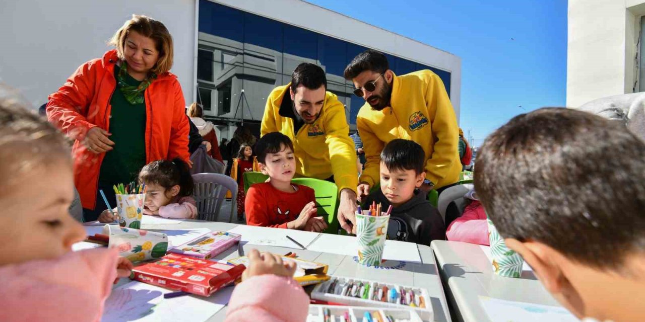 Depremzede Çocuklar Ev Çizdi