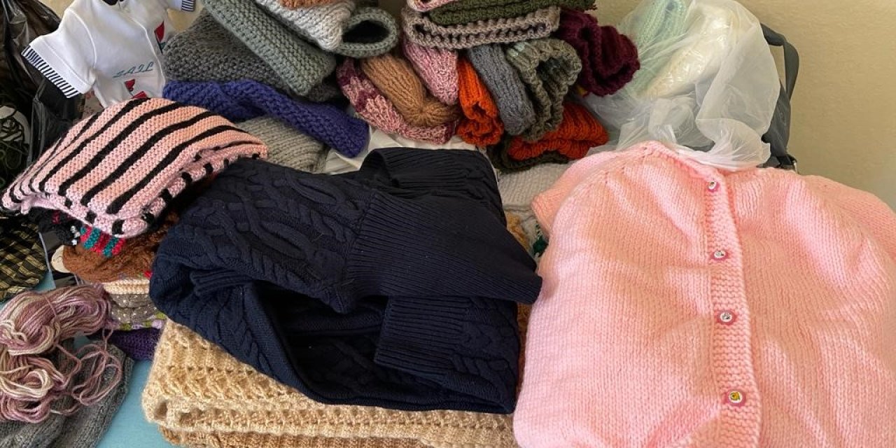 Depremzedeler İçin Kışlık Giysi Dikiyorlar