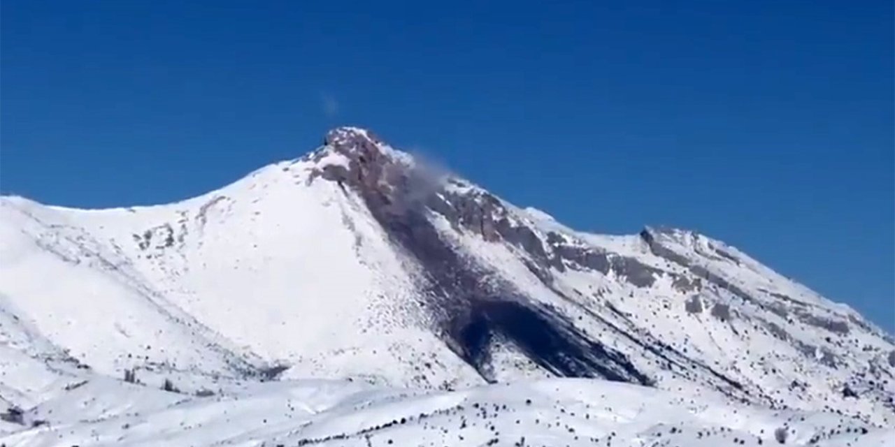 Depremden Sonra Dağ Adeta Yanıyor