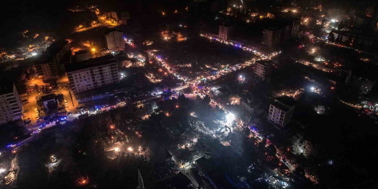 Kahramanmaraş’ta Geceyi Arama Kurtarma Çalışmaları Aydınlattı