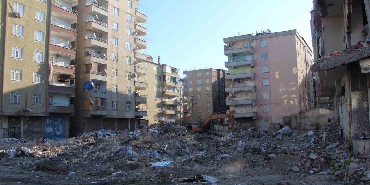 Diyarbakır’da Yoldaş Apartmanı’nda Enkaz Çalışması Tamamlandı