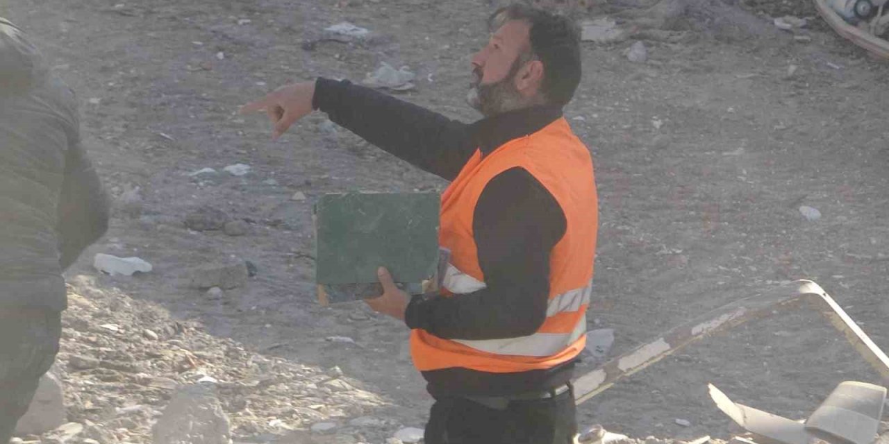 Kur’an-ı Kerim Ve Dini Kitapları Hassasiyetle Enkazdan Topladılar