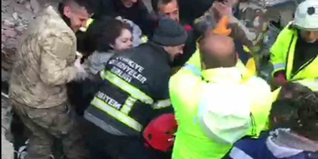 Enkaz Altında Kalan 2 Kız Kardeşin Kurtarıldığı Anlar Ortaya Çıktı