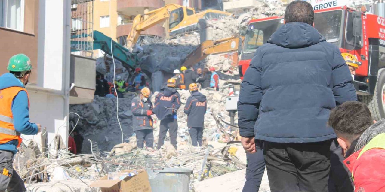 Adana’daki Ekim Apartmanı’nda Arama Kurtarma Çalışmaları Sürüyor