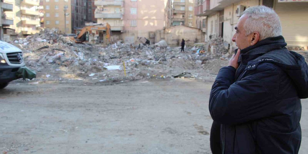 Depremden 7 Kişilik Ailesiyle Saniyelerle Kurtuldu, O Anları Anlattı