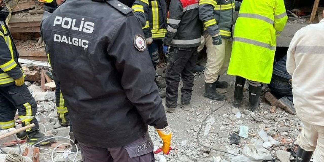 Van Polisi 108 Saat Sonra Bir Kadını Enkaz Altından Sağ Çıkardı