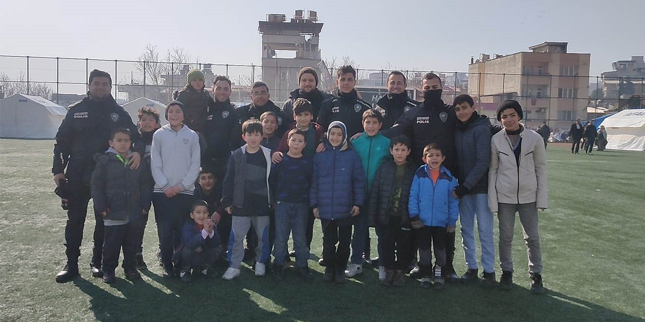 Çevik Kuvvet Polisleri Depremzede Çocuklarla Futbol Oynadı